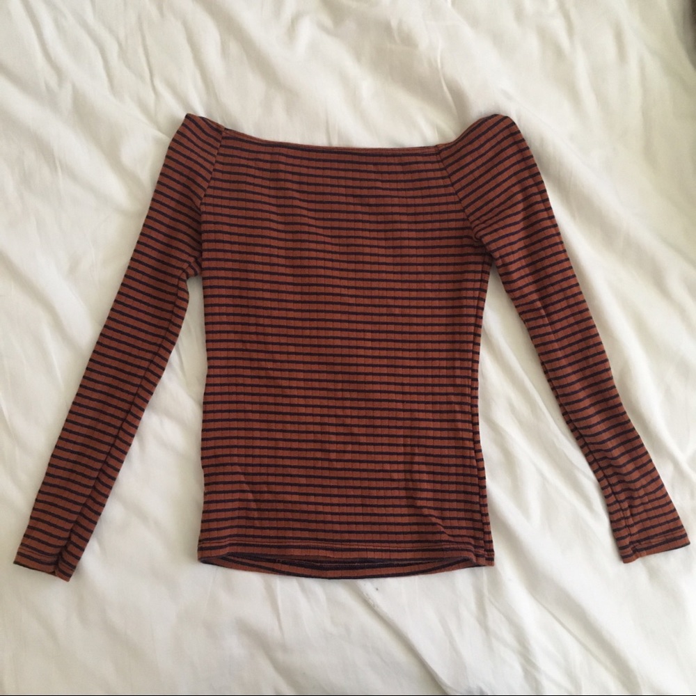 🔴SOLD ON MERCARI🔴AA Carmen top